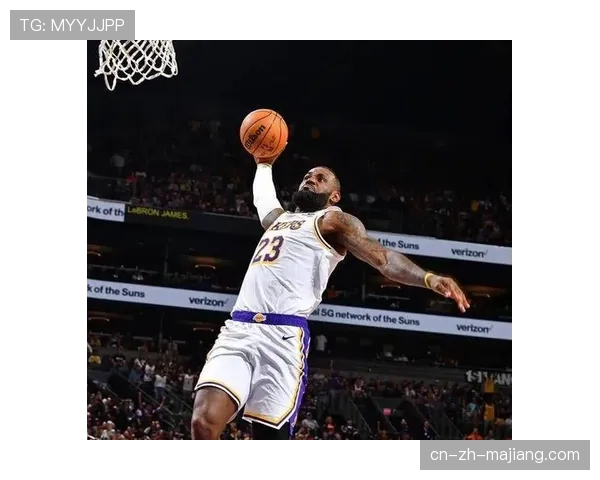 特写：詹姆斯在达成40000分+10000篮板+10000助攻里程碑后的赛场庆祝