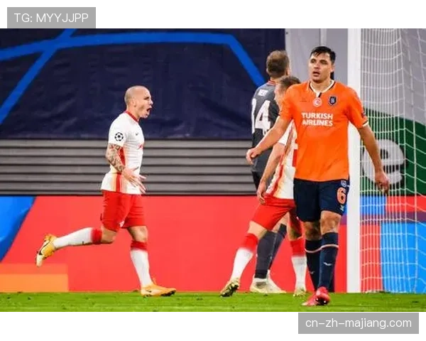 特写瞬间：莱比锡球员进球后举起患病小球迷的球衣